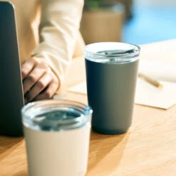 Kinto To-Go Tumbler 360 Ml Mit Stöpsel Khaki -Ausgewählte Geschäfte Für Kaffeebedarf 105563 105563 kinto togotumbler 360ml with plug khaki 3