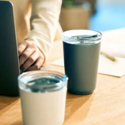 Kinto To-Go Tumbler 360 Ml Mit Stöpsel Silber -Ausgewählte Geschäfte Für Kaffeebedarf 105566 105566 kinto togotumbler 360ml with plug silver 2