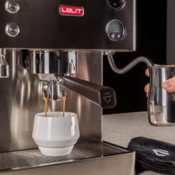 Elizabeth -Ausgewählte Geschäfte Für Kaffeebedarf 105746 105746 lelit elisabeth siebtraegermaschine kaffeetasse milch